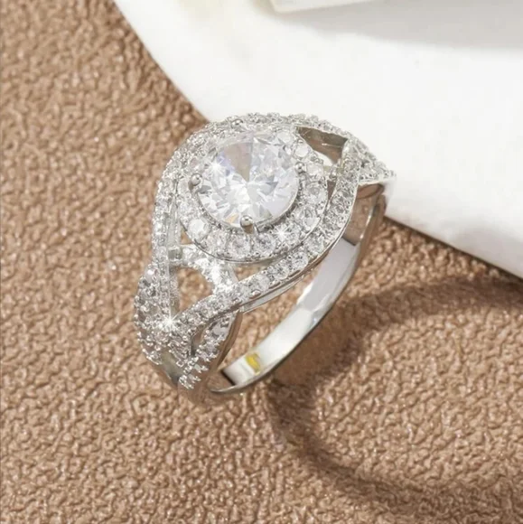 🤍🤍NEW🤍🤍BREATHTAKING!! WOW FACTOR!! CZ Silver Plated Ring🤍🤍 - Picture 3 of 16